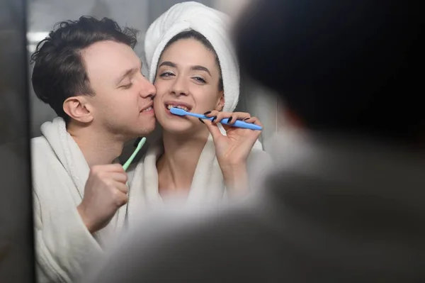 Una joven pareja casada cepillándose los dientes. Higiene dental. — Foto de Stock