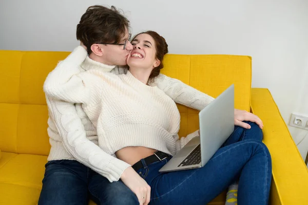 Retrato de um jovem casal sorridente usando laptop em casa interior — Fotografia de Stock