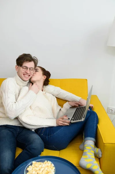 Retrato de una joven pareja sonriente usando un ordenador portátil en casa Fotos De Stock Sin Royalties Gratis