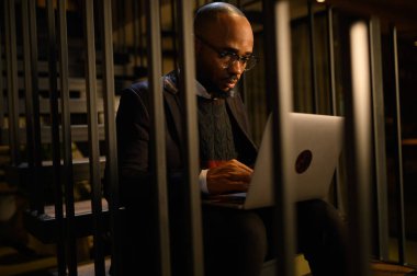 Siyah bir adam, yüzünün yakın plan dizüstü bilgisayarında çalışıyor. video konferansları.