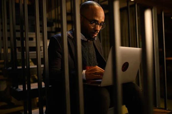 Homem Negro Trabalha Num Computador Portátil Perto Seu Rosto Videoconferências — Fotografia de Stock