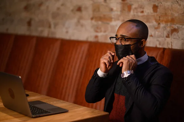 ビジネススーツを着たアフリカ系アメリカ人のビジネスマンがビデオ会議で話している パートナーとのビデオ会議 — ストック写真