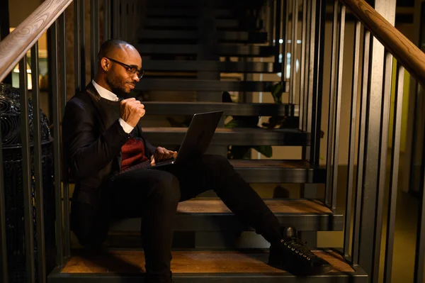 Egy Fekete Férfi Dolgozik Egy Laptopnál Közelről Arcáról Videokonferenciák Stock Kép