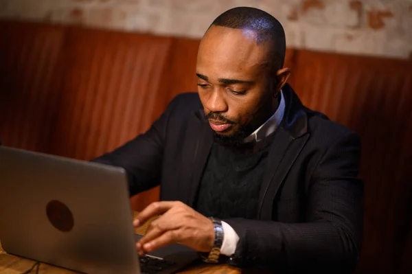 Афроамериканський Бізнесмен Студент Підприємець Вивчає Онлайн Курс Ноутбуком Серйозний Молодий Стокова Картинка