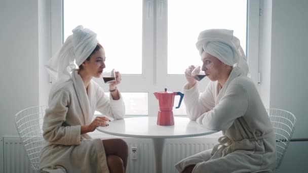 사랑하는 한 젊은 부부가 식탁에 앉아 서로 함께 보내는 시간을 즐기며 커피를 마시고 있다 — 비디오