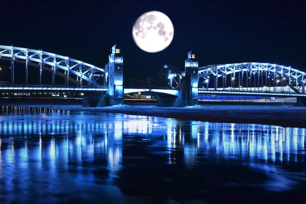 Puente con torres — Foto de Stock