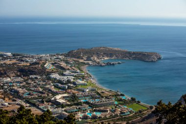 Kutsal Panagia Tsambika Manastırı 'nın gündüz manzarası.