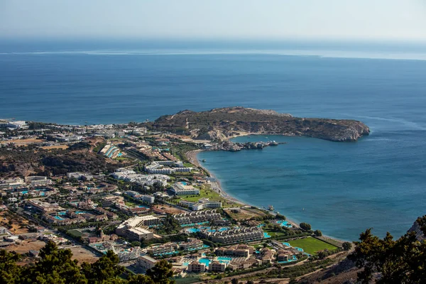 Kutsal Panagia Tsambika Manastırı 'nın gündüz manzarası.