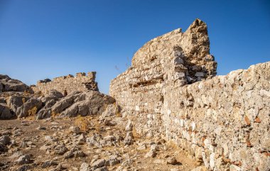 Charaki, Rhodes 'a tepeden bakan Feraklos kalesi harap oldu.