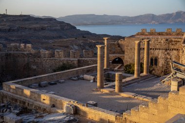 Rodos adasında günışığı antik Lindos Akropolü