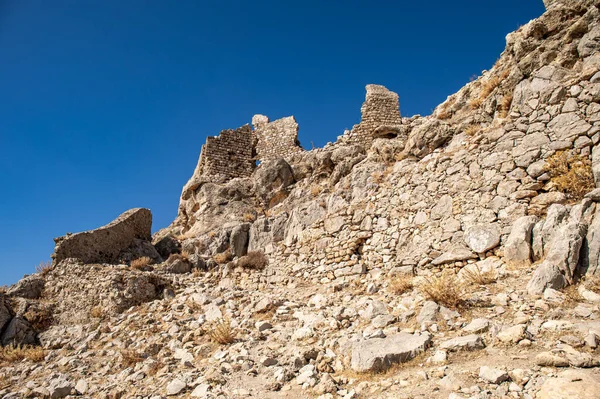Gündüz vakti Charaki 'ye tepeden bakan Feraklos kalesini harap etti.