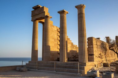 Rodos, Yunanistan 'da Sunlit Lindos Akropolü, gün batımı