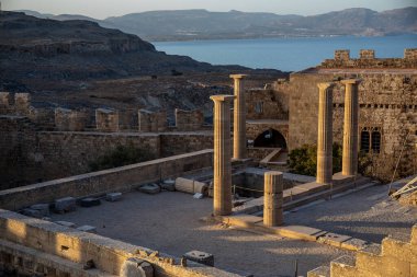 Rhodes Adası 'nda Sunlit Lindos Akropolü