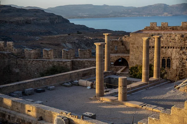 Rhodes Adası 'nda Sunlit Lindos Akropolü