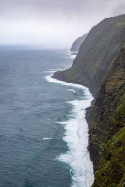Farol da Ponta do Pargo sahili Yağmurlu bir günde