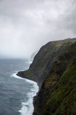 Farol da Ponta do Pargo sahili Yağmurlu bir günde