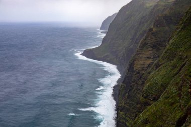 Farol da Ponta do Pargo sahili Yağmurlu bir günde