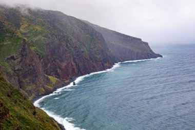 Farol da Ponta do Pargo sahili Yağmurlu bir günde