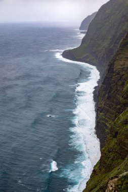 Farol da Ponta do Pargo sahili Yağmurlu bir günde