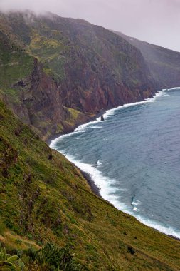 Farol da Ponta do Pargo sahili Yağmurlu bir günde