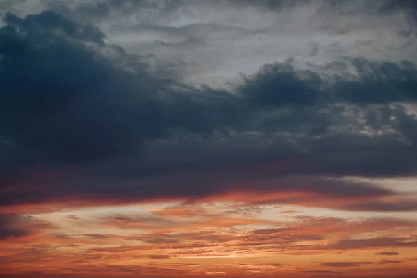 Dramatisch Bewölkter Himmel Bei Schönem Sonnenuntergang Mit Blau Und Orangetönen — Stockfoto