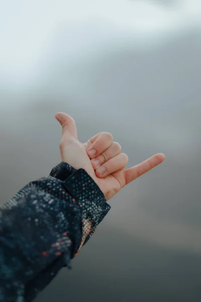 Неузнаваемая Мужская Рука Пальто Делает Висячий Знак Вершине Горы Пиками — стоковое фото