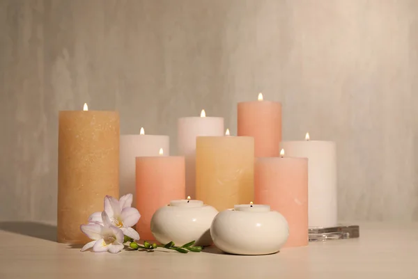 Brennende Kerzen Und Schöne Blumen Auf Dem Holztisch — Stockfoto