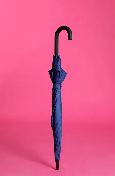 Elegante Paraguas Azul Cerrado Sobre Fondo Rosa — Foto de Stock