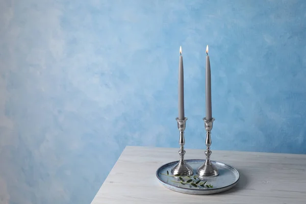 Halter Mit Brennenden Kerzen Auf Holztisch Neben Hellblauer Wand Platz — Stockfoto