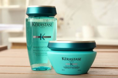 MYKOLAIV, UKRAINE - EYLÜL 07, 2021: Kerastase saç bakım kozmetik ürünleri banyodaki ahşap masanın üzerinde