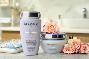 MYKOLAIV, UKRAINE - EYLÜL 07, 2021: Kerastase saç bakım kozmetik ürünleri ve tuvaletteki ışık masasında fırça
