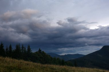 Görkemli dağ manzarası üzerinde bulutlu gökyüzü manzarası