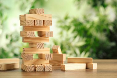 Dışarıdaki masada tahta bloklardan yapılmış Jenga kulesi, metin için boşluk