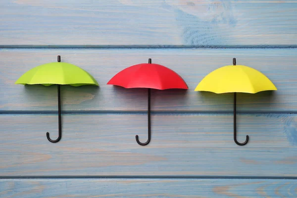 Açık Mavi Ahşap Zemin Üzerinde Küçük Renkli Şemsiyeler Düz Yatıyordu — Stok fotoğraf