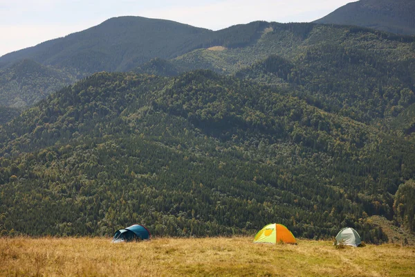 Tende Campeggio Montagna Nella Giornata Sole — Foto Stock