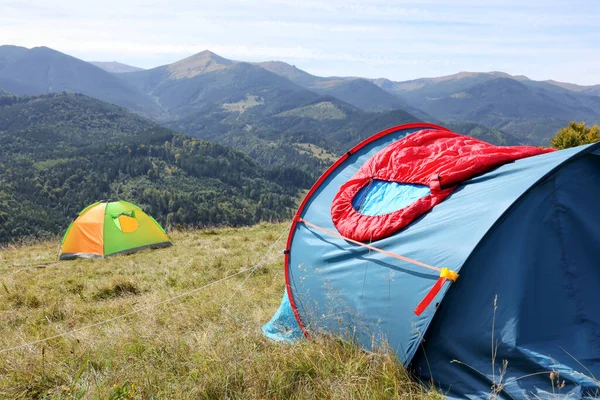 Sacco Pelo Rosso Sulla Tenda Campeggio Montagna — Foto Stock
