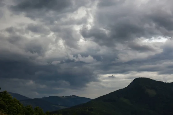 Pintoresca Vista Del Cielo Nublado Sobre Majestuoso Paisaje Montaña —  Fotos de Stock