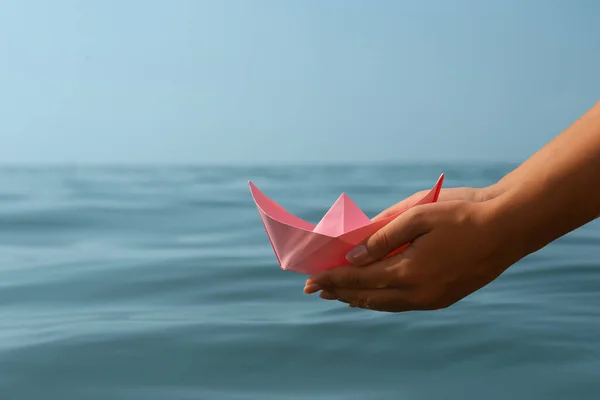 Vrouw Met Roze Papieren Boot Bij Zee Close Ruimte Voor — Stockfoto