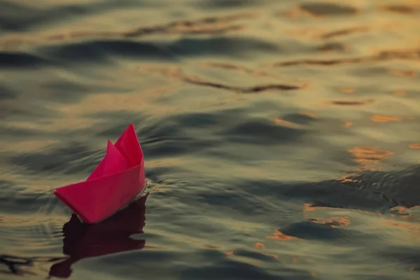 Papierboot Schwimmt Freien Auf Dem Wasser Raum Für Text — Stockfoto