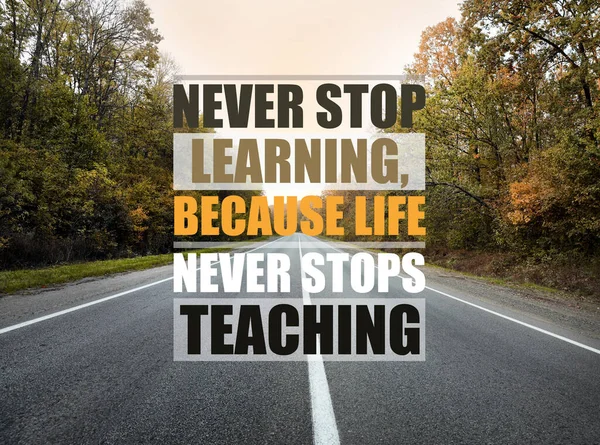 Never Stop Learning Because Life Never Stops Teaching Motivational Quote — Stock Photo, Image