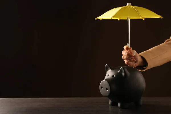 Woman Holding Umbrella Piggybank Dark Background Closeup Space Text — Stock Photo, Image