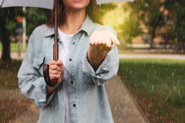 公園で雨の下を歩く傘を持つ若い女性 クローズアップ — ストック写真