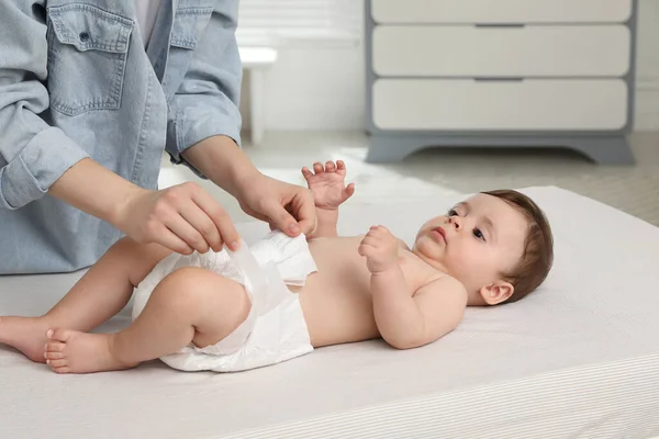 Madre Cambiando Pañal Del Bebé Cama Casa Primer Plano — Foto de Stock