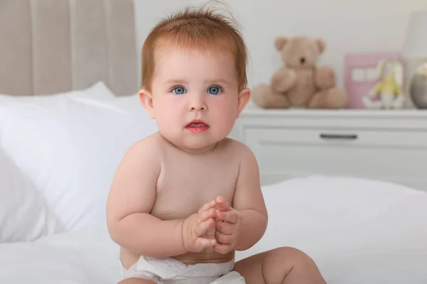 Niedliche Kleine Rothaarige Baby Auf Dem Bett Hause — Stockfoto