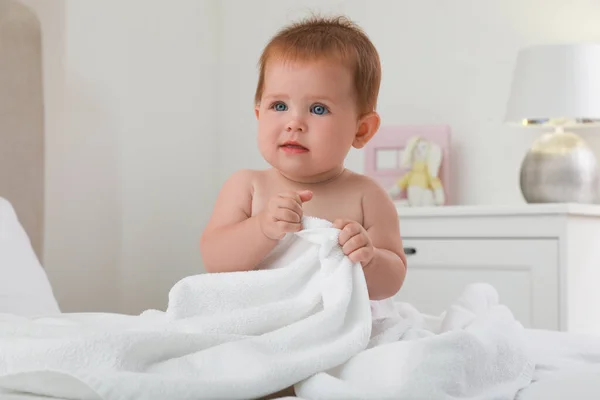 Niedliche Kleine Rothaarige Baby Auf Dem Bett Hause — Stockfoto
