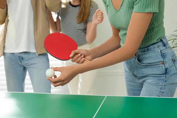 Mujer Jugando Ping Pong Con Amigos Interiores Primer Plano —  Fotos de Stock