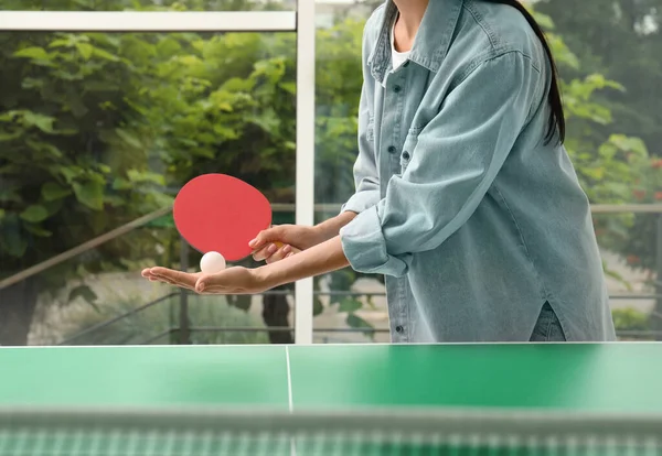 Mujer Jugando Ping Pong Interior Vista Cerca —  Fotos de Stock