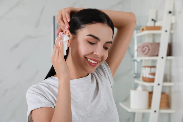 浴室の彼女の髪に乾燥シャンプーを適用する女性 — ストック写真