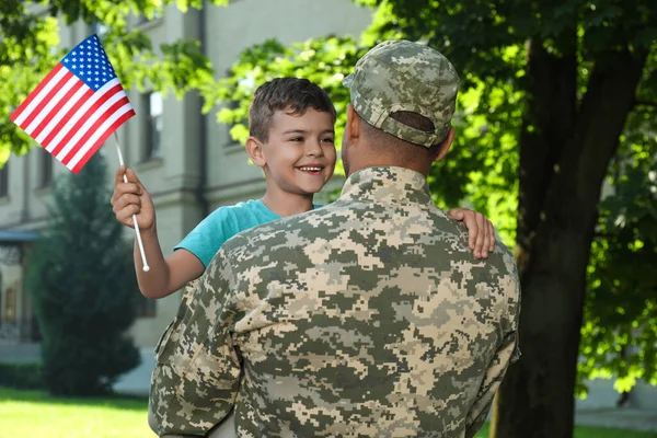 Στρατιώτης Και Γιος Του Αμερικανική Σημαία Στην Ύπαιθρο Ημέρα Βετεράνων — Φωτογραφία Αρχείου