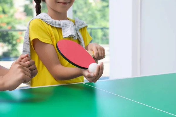 Маленькая Девочка Играет Пинг Понг Помещении Крупным Планом — стоковое фото
